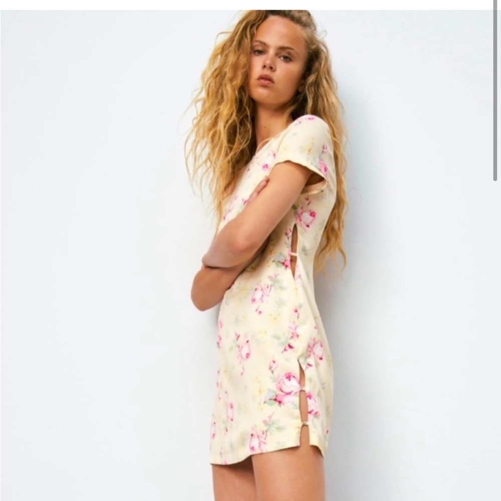 ❗️ Sold on D ❗️Zara Floral Satin Feel Mini Dress